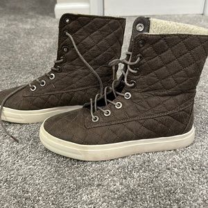 Gently worn sneaker type boot with comfy faux shearling inside.
